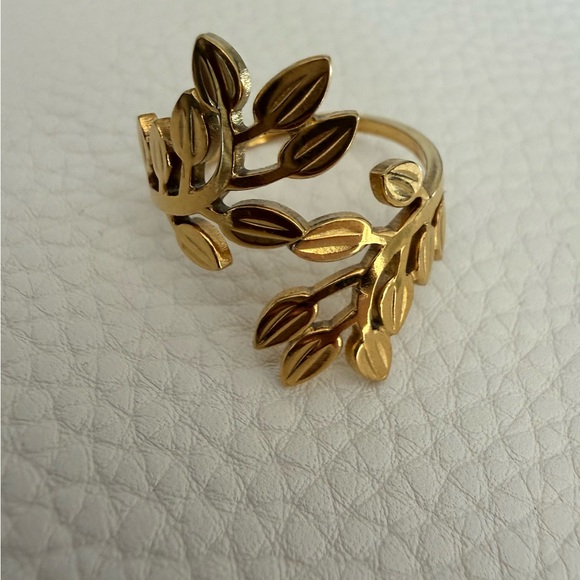 Jewelry - Gold tone Leaf Design Ring -size 9